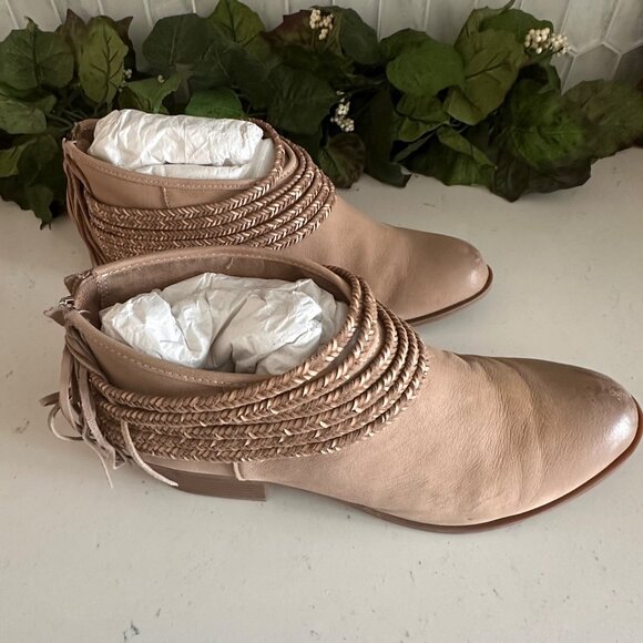 BCBG Generation Womens Beige Faux Leather Ankle Booties Woven Braid & Fringe Det - Picture 2 of 11